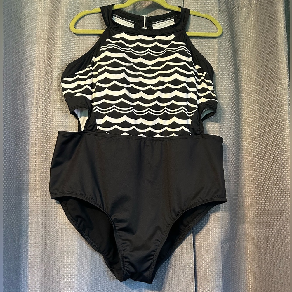 NWOT Cleanwater One Piece bathing suit. Black/white pattern. Size 20.